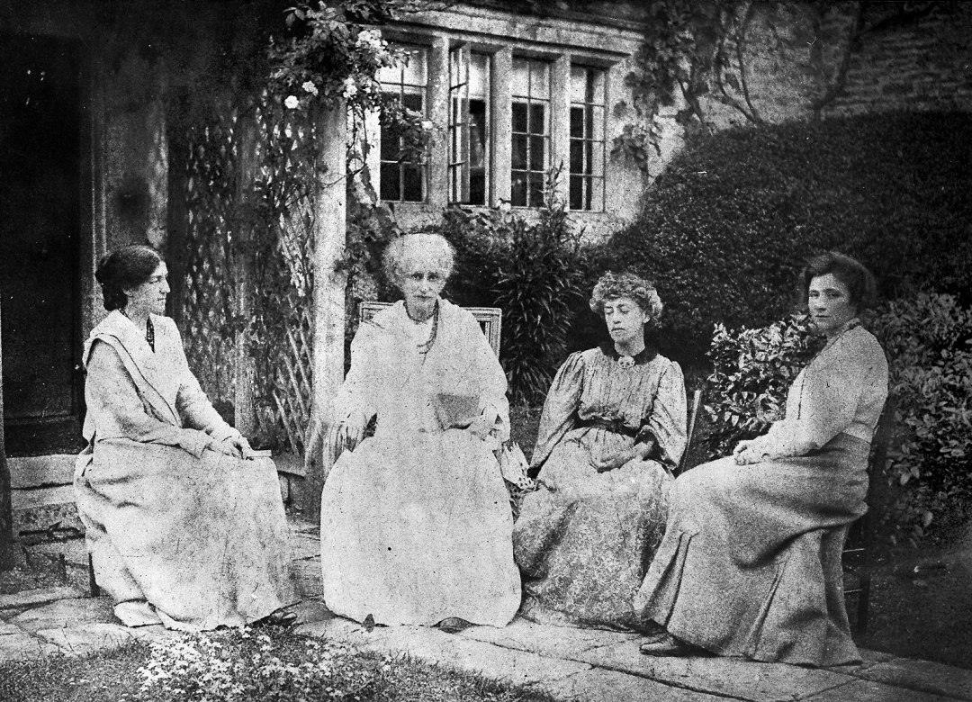 'Mrs. Morris and her two daughters at Kelmscott Manor' by Carter & Co, 1905 © Fitzwilliam Museum